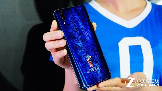 微浮雕+四维渐变 vivo X21世界杯版图赏